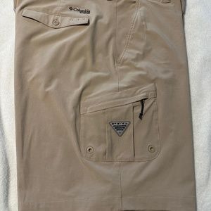 Columbia PFG flat front cargo shorts 44, tan.